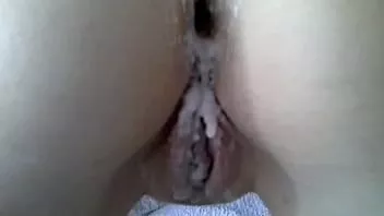 Oynat Onu kedi ve kıçına aşırı sıcak balmumu döküm - gerçek ses