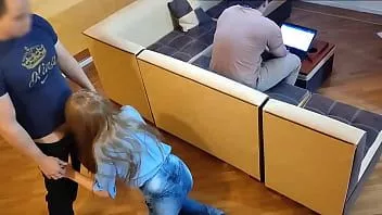 Abspielen Ich bin eine sehr heiße Frau, wenn mein Mann mich nicht ficken will, wird sein Bruder mich wie eine Hure ficken, während er im Laptop arbeitet