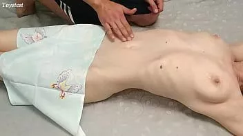 Abspielen Hausgemachte Ölmassage mit zwei Orgasmen für schönes Babe