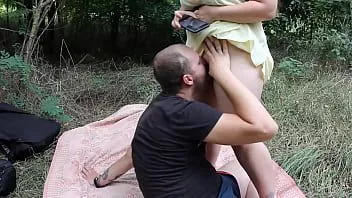 Reproduzir Ele me fez cunnilingus bem na floresta!