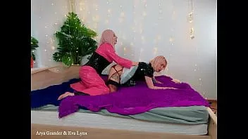Oynat Tgirl ve güzel metresi evde eğleniyor