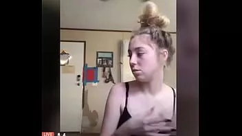 Abspielen Mädchen, die sich mit ihren Brüsten auf dem Periskop küssen
