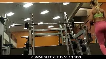 Reproduzir Linda garota de ginástica com calças justas de lycra
