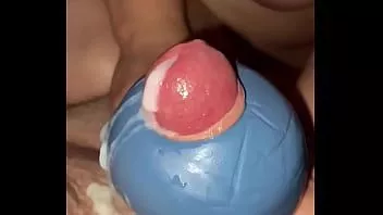 Abspielen Er masturbiert mit einem Stroker, sie macht ihn fertig