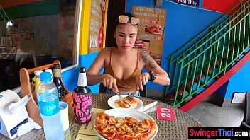 play Zuerst Pizza für dieses Amateurpärchen, dann ein geiler Pussy-Dessert-Fick