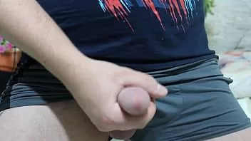 Reproduzir Solo masturbando. Cara quente masturbando close-up! Muito esperma.