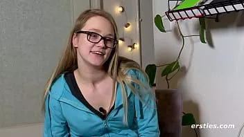 Reproduzir Holly exibicionista ousa se masturbar no corredor