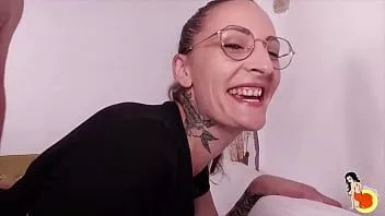 Abspielen Heiße französische Milf Ariana wird hart in den Arsch gefickt