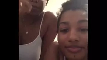 Reproduzir Amigas de ébano exibem seus peitos grandes ao vivo