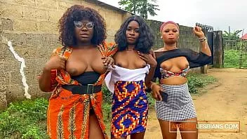 Reproduzir Garotas africanas com tesão mostram peitos para trio lésbico de verdade após rave na selva
