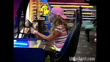 play Adolescentul public Little April se masturbează în toaletele arcade