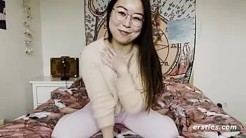 Putar Ersties: gadis cina yang lucu sangat senang membuat video masturbasi untuk kami