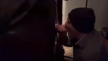 Afspelen Hetero 19-jarige komt klaar in mijn mond in mijn gloriehole.