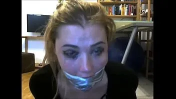 Abspielen Der britische pornostar misha mayfair hat ihr schwanzlutschmaul vollgepackt und mit klebeband geknebelt!
