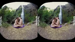Reproduzir Sessão de masturbação lésbica Sierra Cirque em 3D VR - gozando ao ar livre