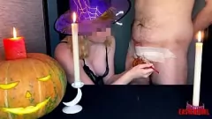 Abspielen Die versaute Hexe AnnyCandy dominiert Painboy bei einer perversen Halloween-BDSM-Begegnung