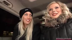 Abspielen Öffentliche Begegnung: Blonder Pornostar Boosty wird gefickt und auf ihre großen Titten gespritzt