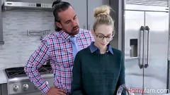 播放 继父的坚定之手：书呆子莉莉·拉利玛的禁忌幻想实现
