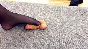播放 女孩用手和脚在挤奶桌上玩公鸡和鸡蛋