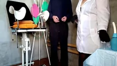 تشغيل ممرضة ناضجة السمين في جوارب يعطي HANDJOB مكثفة ويتبول في الزجاج