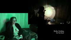 Abspielen Brünette BBW mit Tattoos und Brille entblößt ihre großen natürlichen Titten in Nackt-Gaming-Session 3
