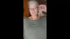 Abspielen Reife MILF hat intensiven Orgasmus mit Zucchini-Dildo