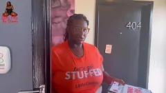 Reproduzir Ex-pornstar BBW Ebony entrega pizza e fica molhado e selvagem