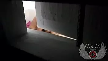 Oynat Genç ve güzel komşumu, Miami'den yeni gelen kardeşiyle ailesinin evinde gece sevişirken yakaladım. onları gözetlerken ve pencereden film çekerken neredeyse beni yakaladılar