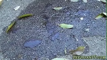 Odtwórz Japońska laska oddaje mocz na ulicy?