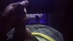 Abspielen Solo -Handjob -Sitzung endet in einem Cumshot