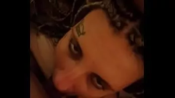 চালান Tatted স্লাট মুখ এবং মুখ fucked পায়