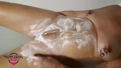 Putar Dewi Milf yang ditusuk mencukur vagina botak basahnya dengan tindikan puting ekstrem