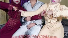 Jouer Une fille musulmane Desi devient coquine dans une vidéo chaude HD Hindi Chudai
