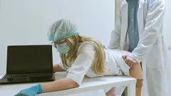 Oynat Hemşire arzularına karşı koyamadı ve doktorun onu ofis masasında sertçe sikmesine izin verdi.