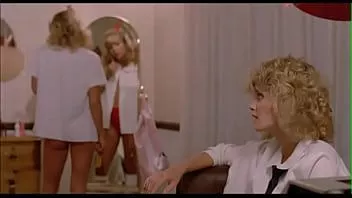 再生 ジンジャー・リンは、彼女の友人のカレン・サマーと彼女のボーイフレンドとの性交を楽しむために昼寝をしているふりをします